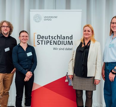 Zu sehen sind in einer Gruppe nebeneinander Dr. Hagen Wulff, Stipendiatin Tabea Gabelunke. Stipendiengeberin Katja Bräunig und Stipendiatin Lisa Marie Kieschnick