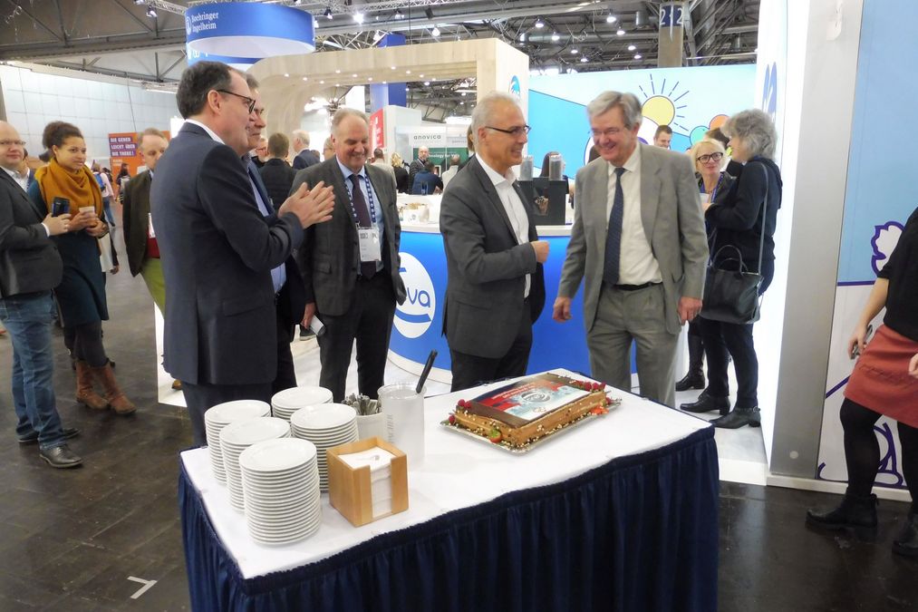 zur Vergrößerungsansicht des Bildes: Martin Buhl-Wagner, Geschäftsführer der Leipziger Messe, Prof. Dr. Uwe Truyen und Kongresspräsident Prof. Dr. Gotthold Gäbel gratulieren dem Platinum-Sponsor Ceva zum 20-jährigen Firmenjubiläum.