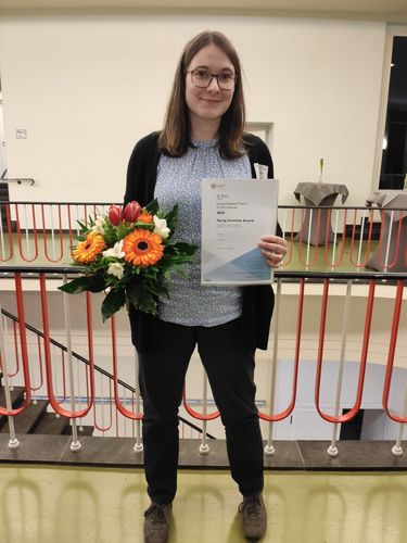 Laura Karwig auf dem Research Festival 2024 mit ihrer Urkunde zur besten Präsentation im Bereich "Immunology and Infectiology", Foto: Institut für Immunologie