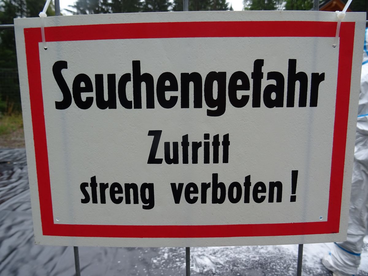 zur Vergrößerungsansicht des Bildes: Hinweisschild mit dem Text "Seuchengefahr - Zutritt streng verboten"