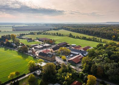 Blick auf das Lehr- und Forschungsgut Oberholz, das als bester Ausbildungsbetrieb im Bereich grüne Berufe geehrt wurde.