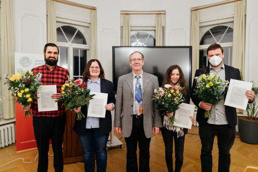 Zu sehen sind auf einem Gruppenfoto die Preisträger:innen der Promotionspreise 2021