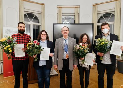 Zu sehen sind auf einem Gruppenfoto die Preisträger:innen der Promotionspreise 2021