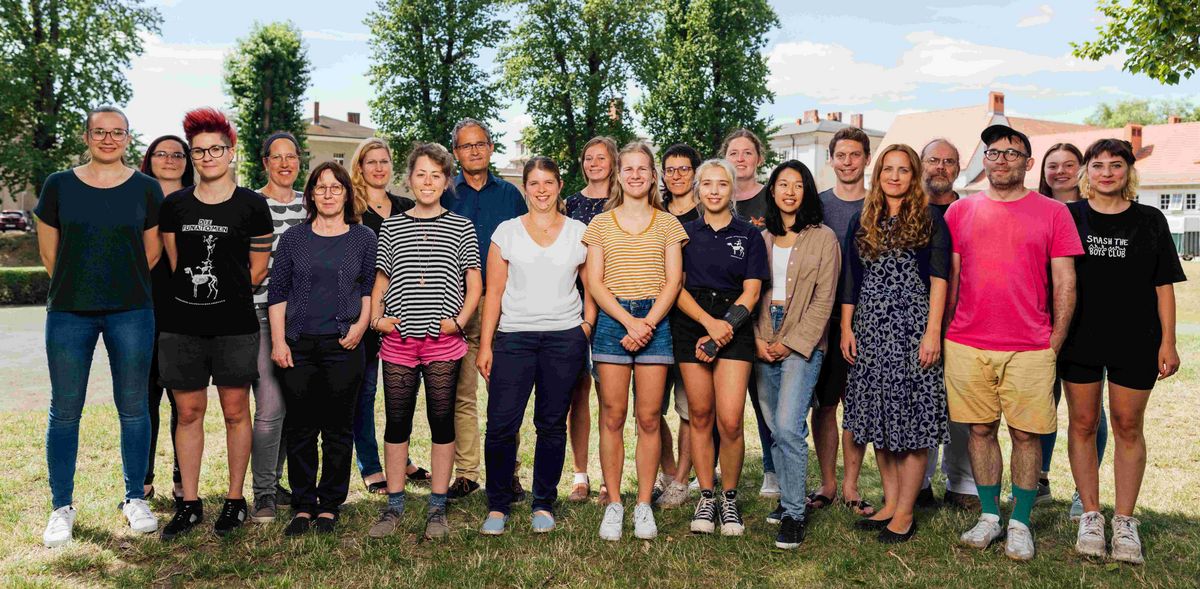 zur Vergrößerungsansicht des Bildes: Ein Foto auf dem das Team des Veterinär-Anatomischen Instituts zu sehen ist. Foto: Christian Hüller