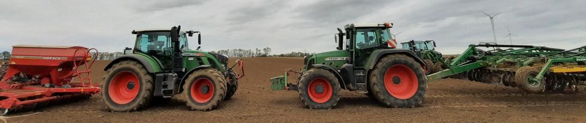 zur Vergrößerungsansicht des Bildes: Traktoren der Firma Fendt bei der Feldarbeit; Foto: Wibke Hagemann
