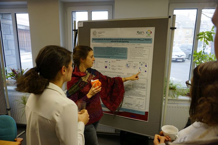 Rege Diskussion bei der Postersession, Foto: Uwe Müller