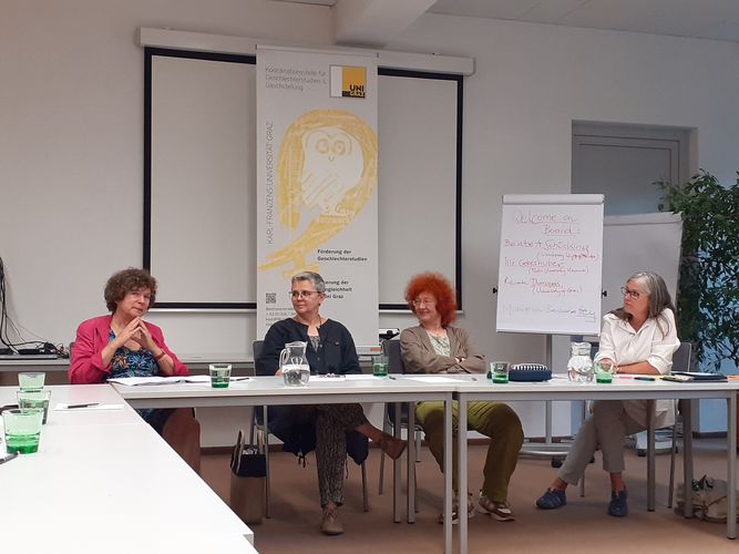 Auf dem Bild sind Rektorin Beate Schücking, Renate Dworczak von an der Universität Graz, Ille Gebeshuber von der TU Wien und Barbara Hey von der Universität Graz zu sehen. 