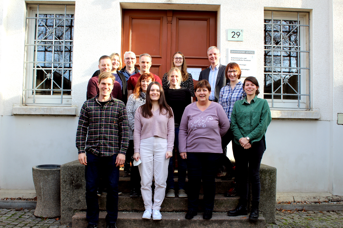 enlarge the image: Gruppenfoto der Institutsmitarbeiterinnen und Mitarbeiter