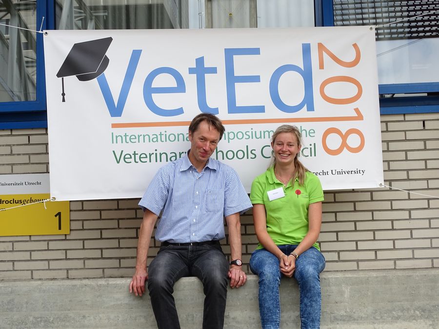 zur Vergrößerungsansicht des Bildes: 2 Personen vor VetEd-Plakat in Utrecht