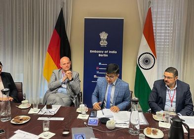 V.l.n.r.: Prof. Dr. Maren von Köckritz-Blickwede, Prof. Dr. Klaus Osterrieder (beide Stiftung Tierärztliche Hochschule Hannover), Dr. Ramanuj Banerjee (indische Botschaft) und Dr. Ahmed Abd El Wahed (Universität Leipzig) während der Einführungsverans V.l.n.r.: Prof. Dr. Maren von Köckritz-Blickwede, Prof. Dr. Klaus Osterrieder (beide Stiftung Tierärztliche Hochschule Hannover), Dr. Ramanuj Banerjee (indische Botschaft) und Dr. Ahmed Abd El Wahed (Universität Leipzig) während der Einführungsveranstaltung des InDeVet in der indischen Botschaft in Berlin.