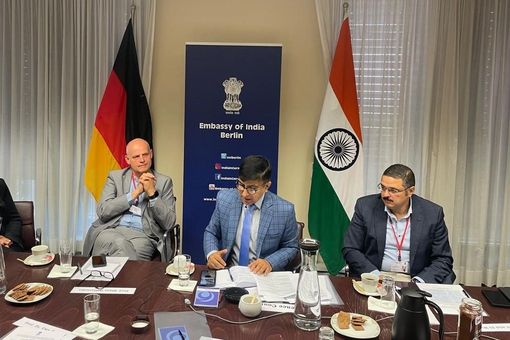 V.l.n.r.: Prof. Dr. Maren von Köckritz-Blickwede, Prof. Dr. Klaus Osterrieder (beide Stiftung Tierärztliche Hochschule Hannover), Dr. Ramanuj Banerjee (indische Botschaft) und Dr. Ahmed Abd El Wahed (Universität Leipzig) während der Einführungsveranstaltung des InDeVet in der indischen Botschaft in Berlin.