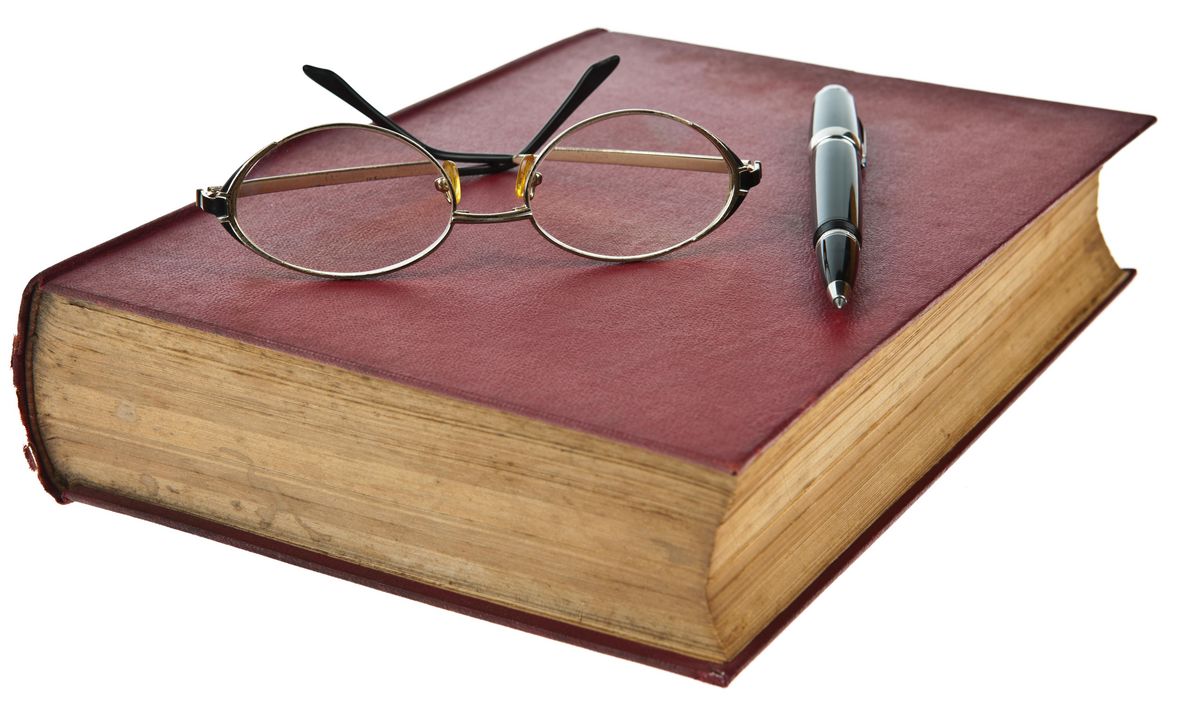 Darstellung eines geschlossenen Buchs mit einer Briller und einem Stift