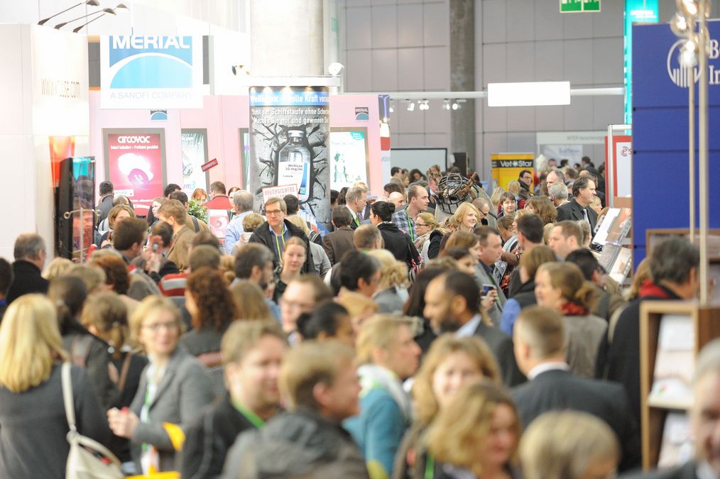 zur Vergrößerungsansicht des Bildes: Trubel in der Fachmesse