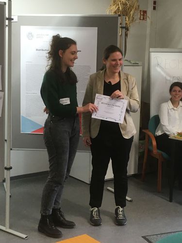 Anne Seidel receives her prize for the best poster at the ZIM Day 2023 from the hands of the organizer, Dr. Schnabel, Photo: Gottfried Alber