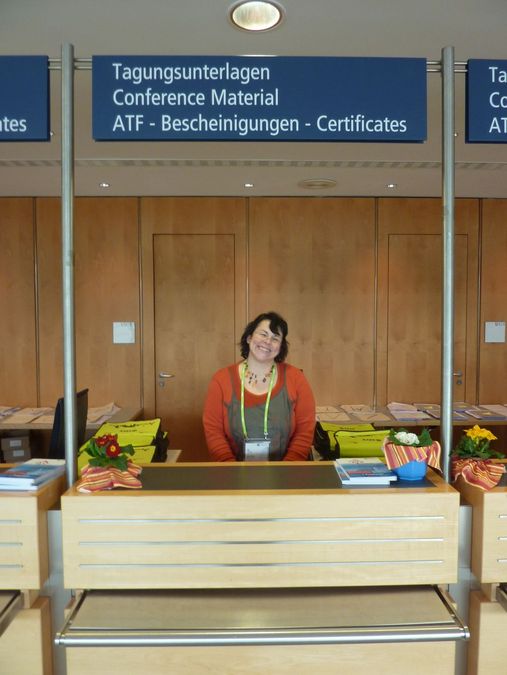 zur Vergrößerungsansicht des Bildes: Petra Klaußner (Veterinärmedizinische Fakultät) hinter einem Counter der Taschenausgabe