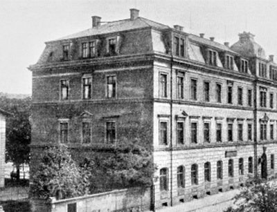 Hauptgebäude der Tierärztlichen Hochschule zu Dresden, Zirkusstraße 40, um 1890. Aus: Geschichte der Universität Leipzig 1409–2009, Band 4 "Fakultäten, Institute, Zentrale Einrichtungen", 2. Halbband