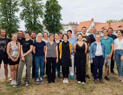 Das Team der Veterinär-Pathologie lächelt in die Kamera. 21 Teammitglieder stehe in 2 Reihen auf dem Gelände der Veterinärmedizinischen Fakultät.