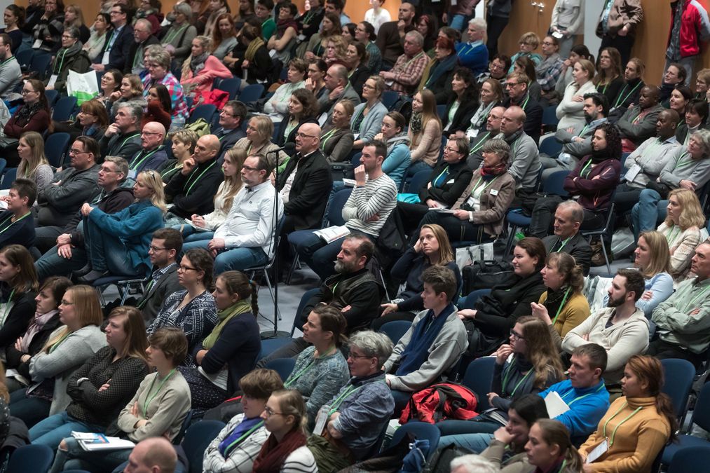 zur Vergrößerungsansicht des Bildes: Voller Vortragsssaal und aufmerksame Zuhörer