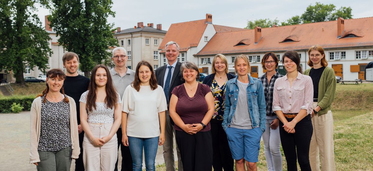 Gruppenfoto der Institutsmitarbeiterinnen und Mitarbeiter