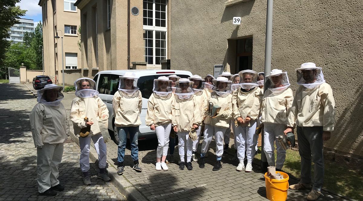 zur Vergrößerungsansicht des Bildes: Das Bienen-Gruppenfoto (es sind tatsächlich auch Bienen dabei): Im Mittelpunkt stehen hier allerdings die zweibeinigen, überaus fleißigen Helfer auf Beutezug. Foto: Prof. Dr. Johannes Seeger