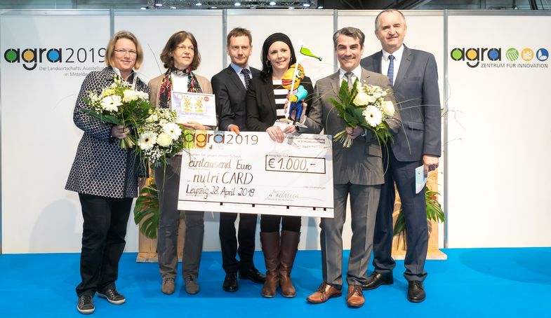 Preisübergabe auf der Messe agra, u.a. mit Sachsens Ministerpräsident Michael Kretschmer (3.v.l.) und Prof. Dr. Peggy G. Braun (Universität Leipzig, links).