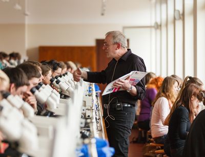 Ohne Mikroskop wäre die Mikroskopische Anatomie undenkbar. Und ohne Professor Johannes Seeger die Histologische Lehre ebenfalls. Foto: Christian Hüller