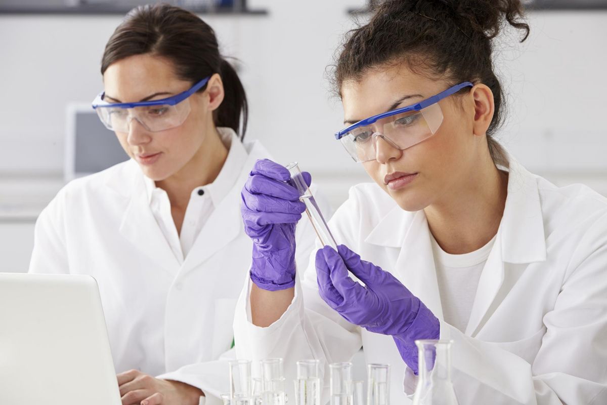 zur Vergrößerungsansicht des Bildes: Zwei Wissenschaftlerinnen im Labor arbeiten an einem Reagenzglas