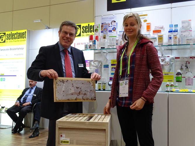 Eine Bienenschaubeute wurde am Kongressstand der Firma selectavet dem Geschäftsführer Dr. Walter Breu durch TÄ Julia Dittes vorgestellt.