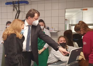 Cassandra Eibl (Mitte) und Alexander Starke von der Klinik für Klauentiere erläuterten der bulgarischen Botschafterin (links) die Ultraschalluntersuchung eines Alpakas.