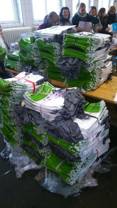 zur Vergrößerungsansicht des Bildes: Tausende Kongresstaschen werden durch fleißige Hände an der Veterinärmedizinischen Fakultät gefüllt