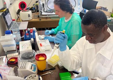 Das Team des mobilen Schnelllabors testet bei der Agence Régionale de Santé Mayotte, Frankreich, Wasserqualitätsparameter für sicheres Trinken.