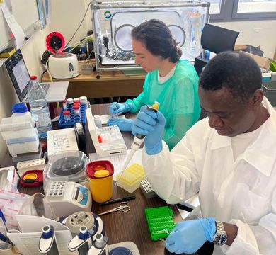 Das Team des mobilen Schnelllabors testet bei der Agence Régionale de Santé Mayotte, Frankreich, Wasserqualitätsparameter für sicheres Trinken.