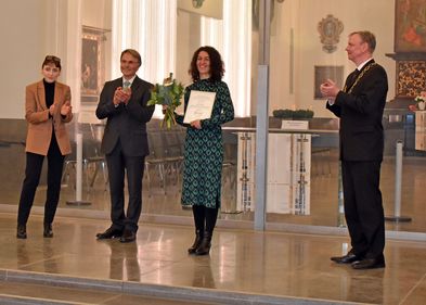 Frau Dr. Eschke erhält den Hans-Schleiter-Preis 2023, Foto: Janet Reichenbach Frau Dr. Eschke erhält den Hans-Schleiter-Preis 2023, Foto: Janet Reichenbach