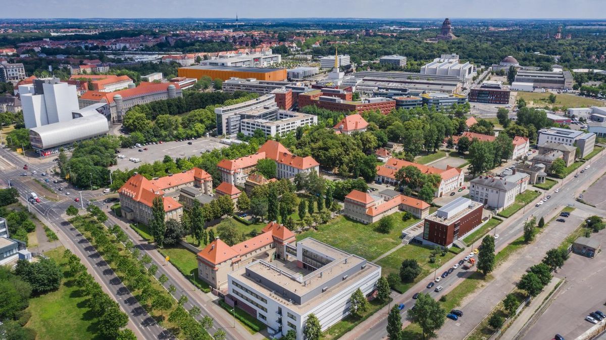 Drohnenaufnahme: Der Campus der Veterinärmedizinischen Fakultät von oben, Blick bis zum Horizont mit dem Völkerschlachtdenkmal.