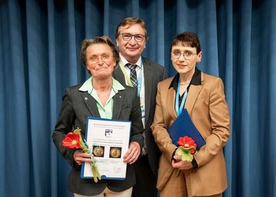 Frau Prof. Dr. Michaele Alef (rechts) wird mit der Richard-Völker-Medaille der Deutschen Gesellschaft für Kleintiermedizin geehrt, Foto: DGK-DVG