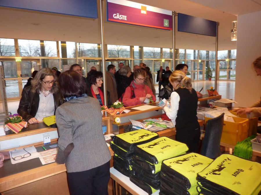 zur Vergrößerungsansicht des Bildes: An der Ausgabe der Kongresstaschen herrscht Betrieb.