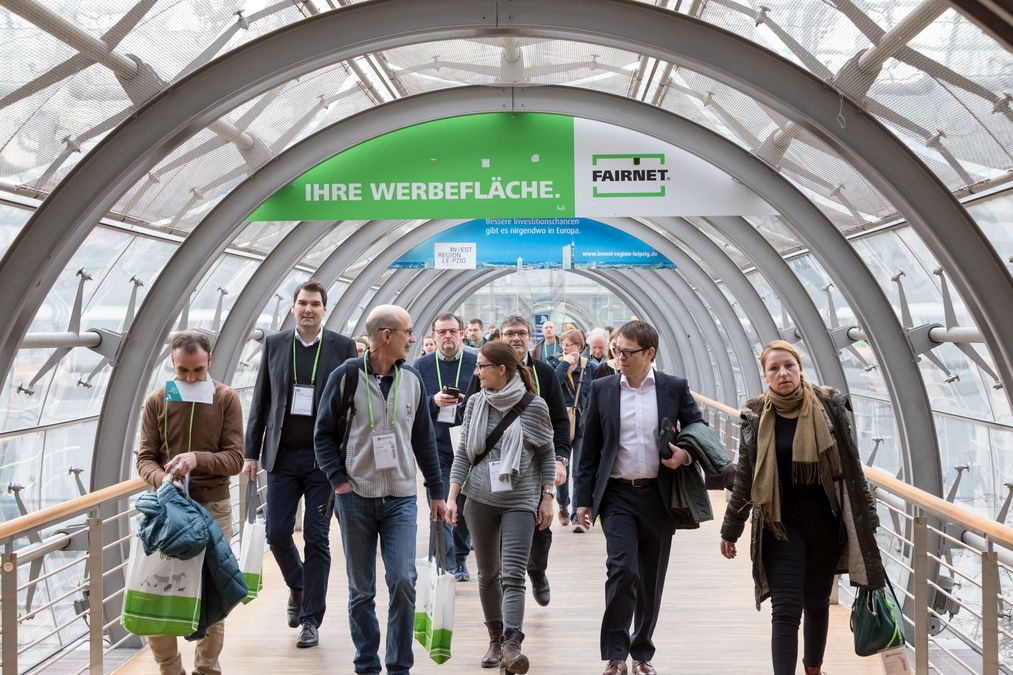 zur Vergrößerungsansicht des Bildes: Besucher auf dem Weg von der Glashalle zum CongressCenter