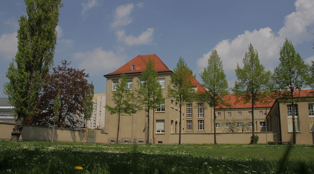 Farbbild, Blick auf das Institutsgebäude 