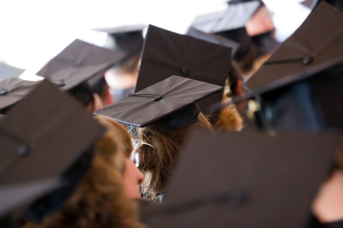 zur Vergrößerungsansicht des Bildes: Eine Gruppe Absolventen mit den typischen Doktorhüten