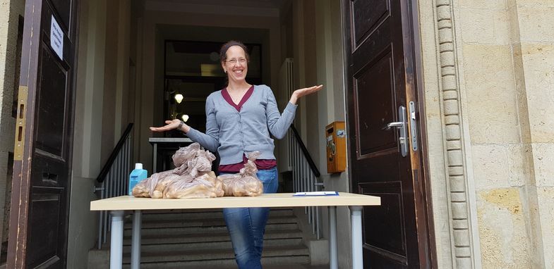 Dr. Dora Bernigau verteilte "Tierknochen-Care-Pakete" an Studierende.