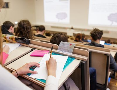 Foto: Studierende stitzen im Hörsaal