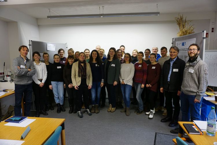 Group photo of the ZIM Day 2023 in the seminar room of the LFG Oberholz, Photo: Uwe Müller