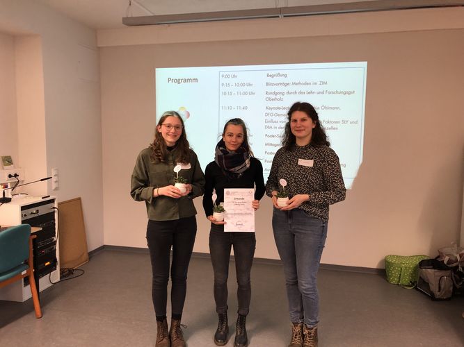 The three winners, Sophie Hanstein (Institute of Bacteriology and Mycology), Maria Jentsch (Institute of Immunology) and Aline Keilhaue (Institute of Immunology) were honoured for the best posters, photo: Janet Reichenbach