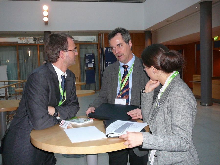 zur Vergrößerungsansicht des Bildes: Dr. Jörg Aschenbach (l.) im angeregten Gespräch mit Projektdirektor Ronald Beyer und Projektreferentin Helene von Groote von der Leipziger Messe