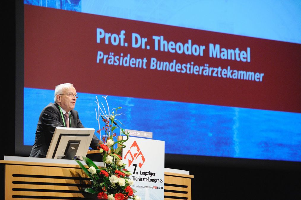 zur Vergrößerungsansicht des Bildes: Der Präsident der Bundestierärztekammer Prof. Dr. Theodor Mantel bei seinem Grußwort