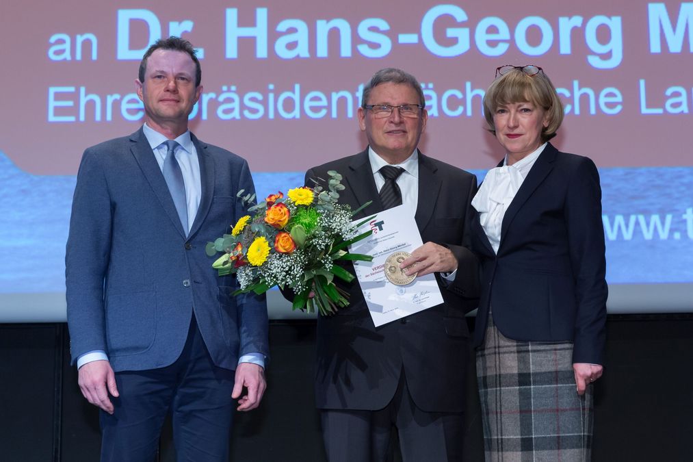 zur Vergrößerungsansicht des Bildes: Vergabe der Verdienstmedaille der Sächsischen Landestierärztekammer an Dr. Hans-Georg Möckel (M., mit Dr. Uwe Hörügel ,l., und Kathrin Haselbach)