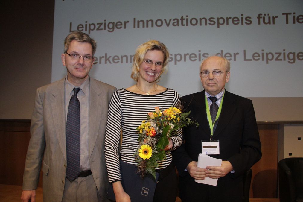 zur Vergrößerungsansicht des Bildes: Vergabe des Leipziger Innovationspreises für Tiermedizin an Dr. Claudia Nöller (M.) durch den Kongresspräsidenten Prof. Dr. Gotthold Gäbel (l.) und Prof. Dr. Karsten Fehlhaber