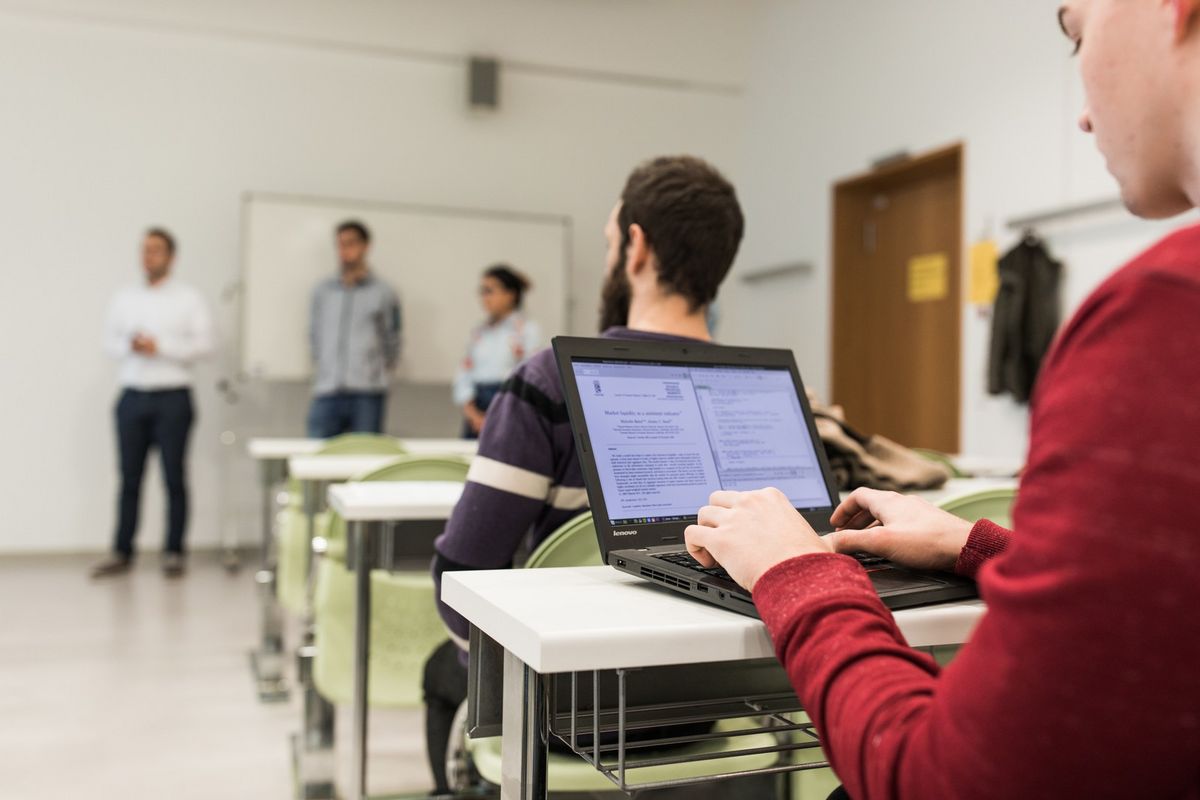 zur Vergrößerungsansicht des Bildes: ein Student arbeitet während der Vorlesung an seinem Laptop