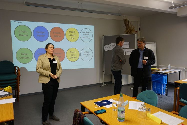 Dr. Schnabel discusses the different scoring categories with the audience, Photo: Uwe Müller