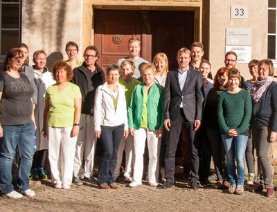 Die Mitarbeiterinnen und Mitarbeiter des Instituts im April 2019, Foto: Barbara Raddatz